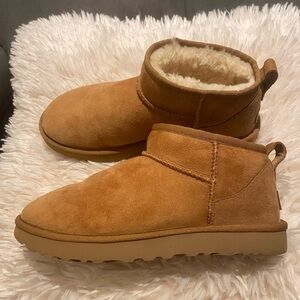 EUC UGG Women’s Classic Ultra Mini Boots Size 9 CHESTNUT